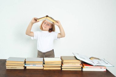 Eğitim konsepti. Öğrenci açık bir kitap tutuyor ve sayfalarca tutuyor..
