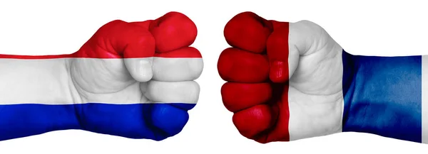 人民斗争的概念 两只手紧握着拳头 彼此相对 手绘有各国国旗的颜色 法国诉荷兰 — 图库照片