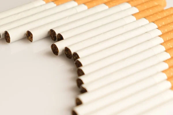 Concepto Medicina Cigarrillos Con Filtro Amarillo Yacen Sobre Una Superficie — Foto de Stock