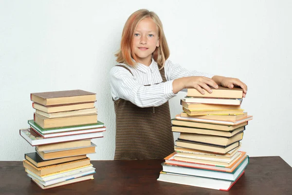 Bildungskonzept Ein Teenager Mädchen Holt Bücher Aus Einem Stapel Bücher — Stockfoto