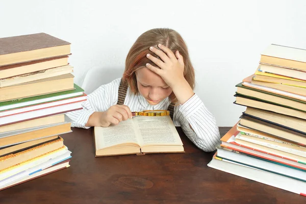Εκπαιδευτική Ιδέα Μια Έφηβη Κάθεται Ανάμεσα Στα Βιβλία Και Διαβάζει — Φωτογραφία Αρχείου
