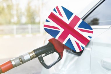 Enerji ve ekonomi kavramı. Büyük Britanya bayrağı arabanın benzin deposunda. Benzin pompası başlığı da var..