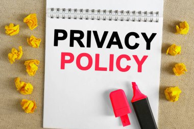 İş konsepti. Metin not defterine yazılıdır - ÖZEL POLİS. Defterin üzerinde bir işaret var, yanında buruşuk sarı kağıt var..