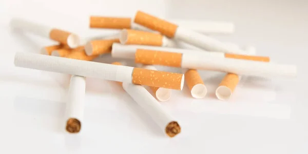 Orvosi Fogalom Sárga Szűrővel Ellátott Cigaretták Fehér Felületen Fekszenek — Stock Fotó