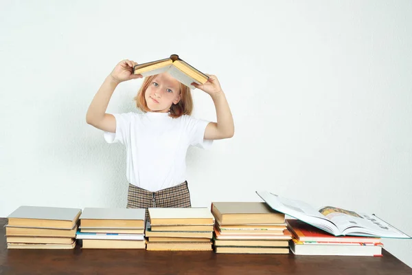 Bildungskonzept Der Student Hält Ein Aufgeschlagenes Buch Und Drückt Nach — Stockfoto