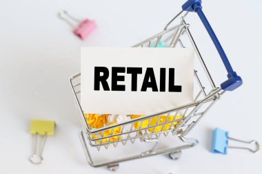 İş konsepti. Alışveriş arabasında, metin kartın üzerinde yazılı - RETAIL.