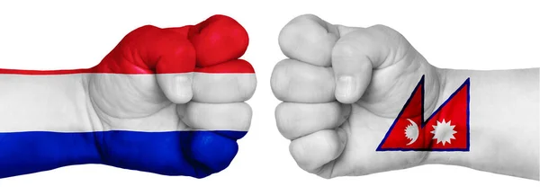 人民斗争的概念 两只手紧握着拳头 彼此相对 手绘有各国国旗的颜色 法国诉尼泊尔 — 图库照片