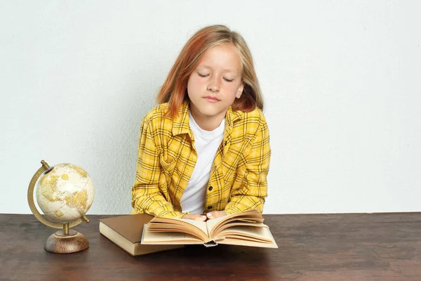 Bildungskonzept Ein Student Liest Ein Buch Der Nähe Von Büchern — Stockfoto