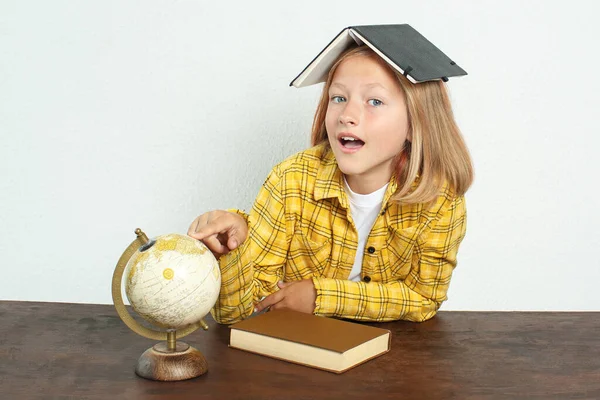 Onderwijsconcept Student Zit Aan Tafel Wijzend Naar Aardbol Heeft Een — Stockfoto