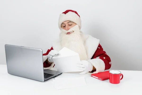 Weihnachten Und Neujahr Der Weihnachtsmann Sitzt Seinem Schreibtisch Und Liest — Stockfoto