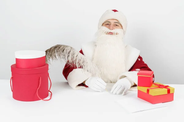 Conceito Natal Ano Novo Papai Noel Senta Sua Mesa Escreve — Fotografia de Stock