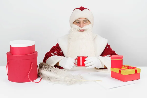 Conceito Natal Ano Novo Papai Noel Senta Sua Mesa Bebe — Fotografia de Stock