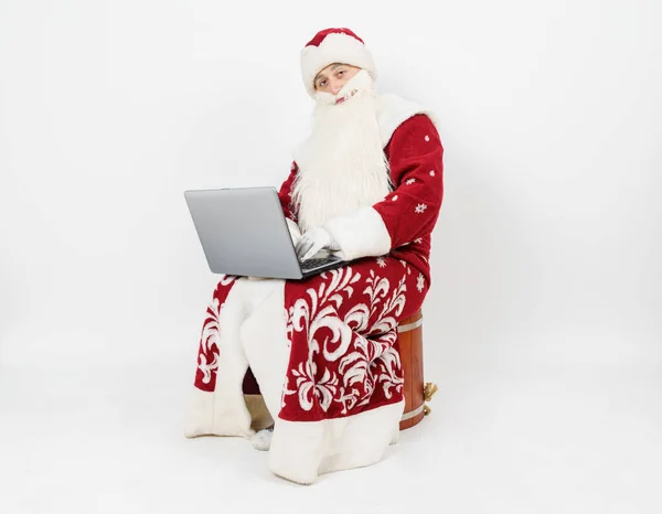 Conceito Natal Ano Novo Papai Noel Senta Sua Mesa Trabalha — Fotografia de Stock