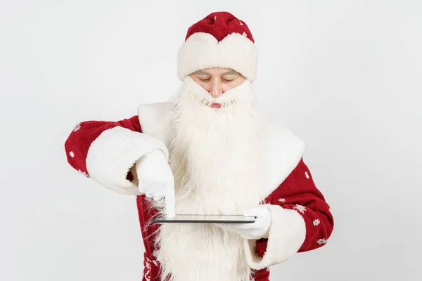 Χριστούγεννα Και Πρωτοχρονιά Έννοια Άγιος Βασίλης Δουλεύει Τάμπλετ Μεμονωμένο Φόντο — Φωτογραφία Αρχείου