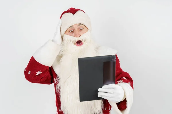 Conceito Natal Ano Novo Papai Noel Uma Carta Tablet Fica — Fotografia de Stock