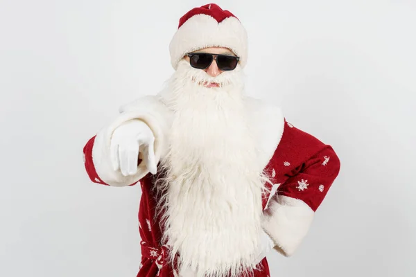 Conceito Natal Ano Novo Papai Noel Óculos Escuros Aponta Dedo — Fotografia de Stock