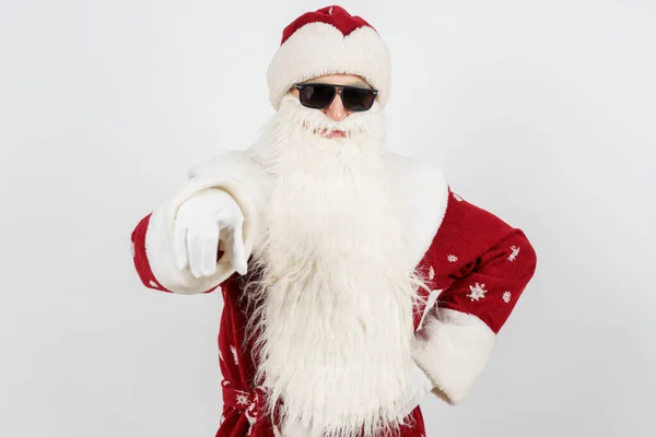 Concepto Navidad Año Nuevo Santa Claus Con Gafas Oscuras Señala — Foto de Stock