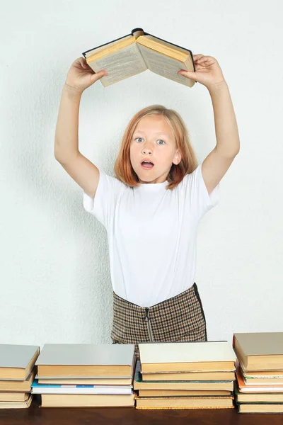 Bildungskonzept Der Student Hält Ein Aufgeschlagenes Buch Und Drückt Nach — Stockfoto