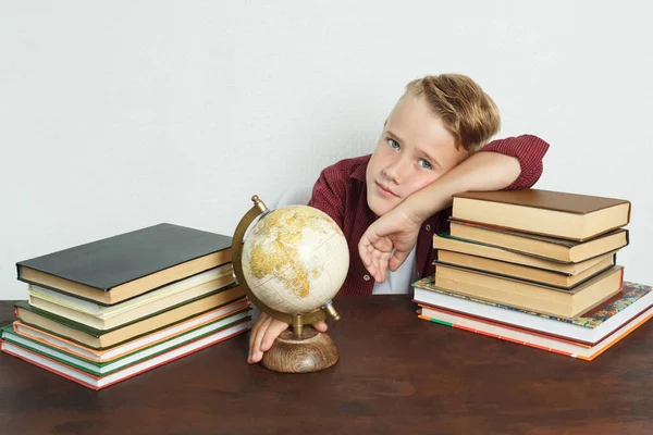 Bildungskonzept Der Schuljunge Sitzt Tisch Zeigt Die Weltkugel Mit Den — Stockfoto