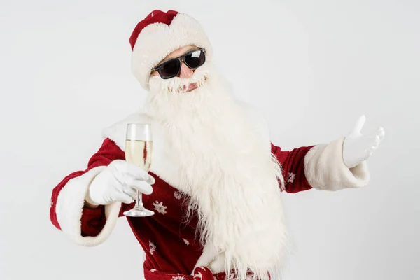 Weihnachten Und Neujahr Der Weihnachtsmann Gestikuliert Mit Einem Glas Der — Stockfoto