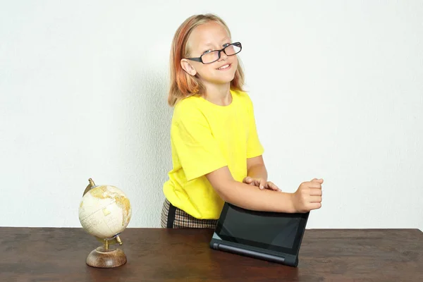 Bildungskonzept Die Studentin Wischt Mit Der Hand Über Den Tablet — Stockfoto