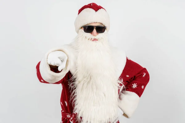 Jul Nytår Koncept Julemanden Mørke Briller Peger Fingeren Mod Kameraet - Stock-foto