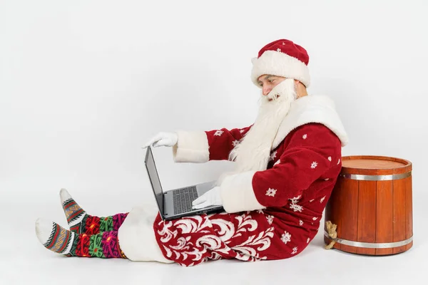 Conceito Natal Ano Novo Papai Noel Está Sentado Chão Trabalhando — Fotografia de Stock