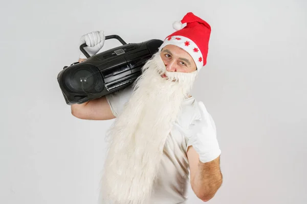 Χριστούγεννα Και Πρωτοχρονιά Έννοια Άγιος Βασίλης Ακούει Ένα Μαγνητόφωνο Μεμονωμένο — Φωτογραφία Αρχείου
