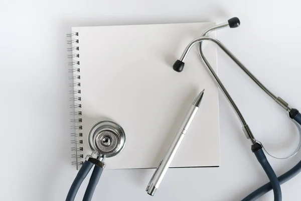 Estetoscopio Cuaderno Con Lápiz Aislado Sobre Fondo Blanco Concepto Medicina — Foto de Stock