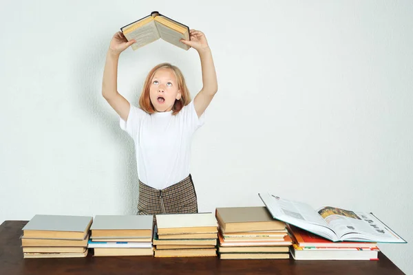 Koncepcja Edukacji Student Trzyma Otwartą Książkę Trzyma Dole — Zdjęcie stockowe