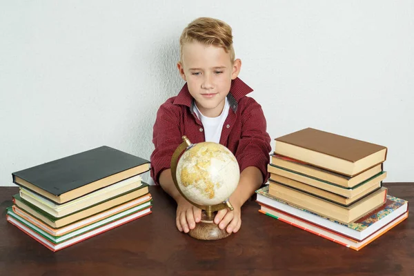 Bildungskonzept Der Student Sitzt Tisch Und Blickt Mit Den Händen — Stockfoto