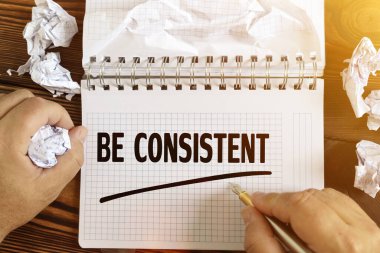 İş ve finans kavramı. Bir adam not defterine tutarlı bir şekilde metin yazar. Elinde bir not defteri ve buruşuk bir kağıt vardı..