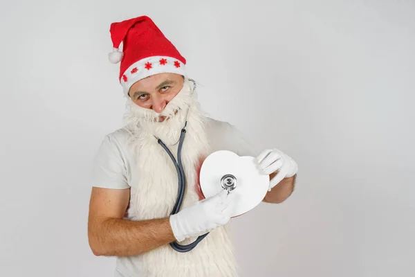 Фестиваль Новий Рік Санта Клаус Стетоскопом Перевіряє Серцебиття Подарунка Серця — стокове фото