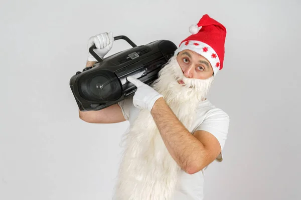 Weihnachten Und Neujahr Der Weihnachtsmann Lauscht Einem Tonbandgerät Isolierter Hintergrund — Stockfoto