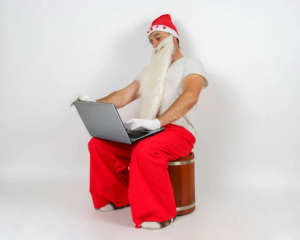 Різдвяна Новорічна Концепції Санта Клаус Сидить Своїм Столом Працює Комп — стокове фото