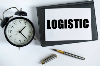 İş ve olumlu kavram. Masanın üzerinde bir saat, bir kalem, bir defter ve üzerine metin yazılmış bir kart var.