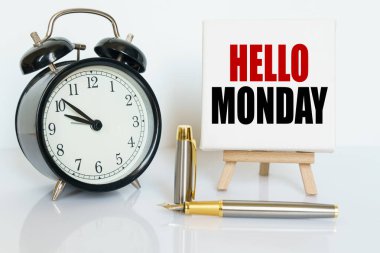 İş ve finans kavramı. Masanın üzerinde bir saat, bir kalem ve üzerinde metin yazılı bir kart olan bir stand var.