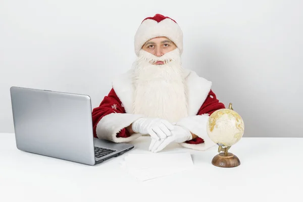 Weihnachten Und Neujahr Der Weihnachtsmann Sitzt Schreibtisch Neben Dem Laptop — Stockfoto