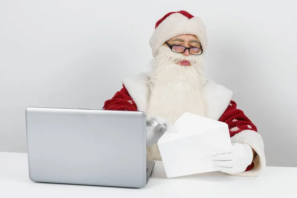 Conceito Natal Ano Novo Papai Noel Está Sentado Sua Mesa — Fotografia de Stock