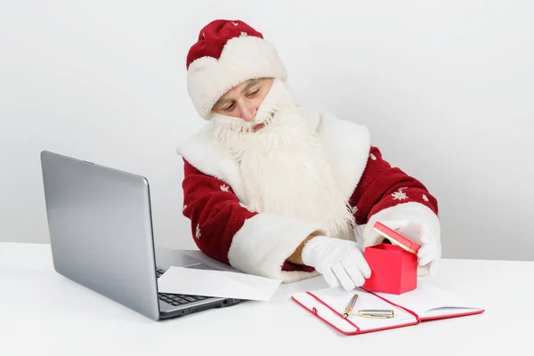 Koncept Vánoc Nového Roku Santa Claus Sedí Svého Stolu Balí — Stock fotografie