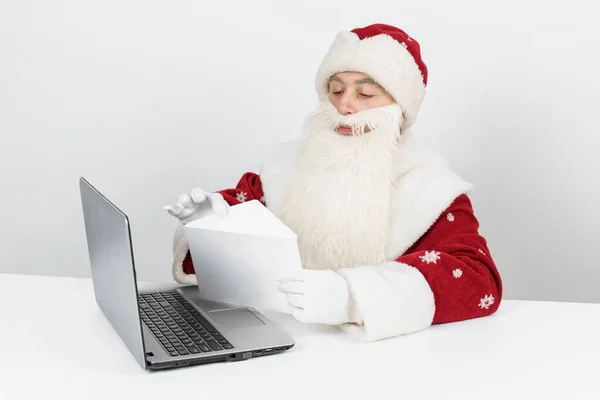 Concepto Navidad Año Nuevo Santa Claus Está Sentado Escritorio Leyendo —  Fotos de Stock