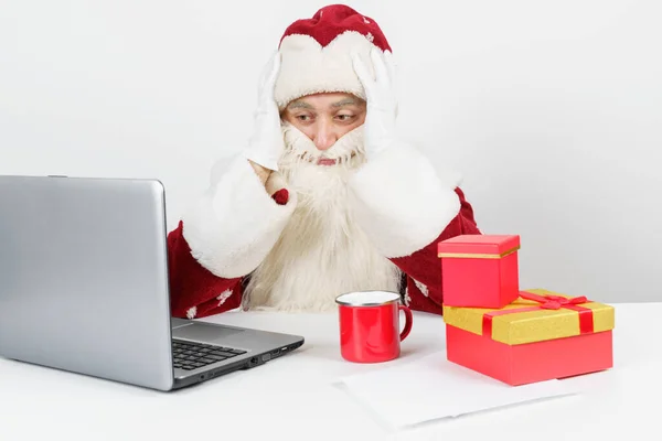 Conceito Natal Ano Novo Cansado Papai Noel Senta Sua Mesa — Fotografia de Stock