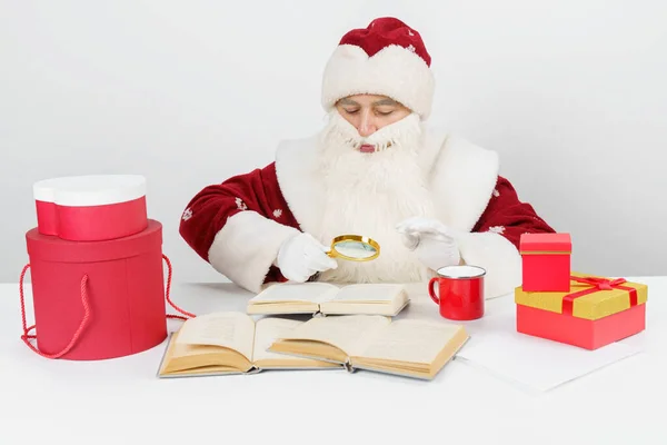 Weihnachten Und Neujahr Ein Müder Weihnachtsmann Sitzt Einem Tisch Und — Stockfoto