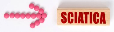 Tıp konsepti. Bir hap oku SCIATICA yazan bir işareti işaret ediyor.
