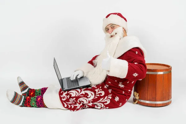 Kerstmis Nieuwjaar Concept Kerstman Zit Vloer Werkt Een Laptop Toont — Stockfoto