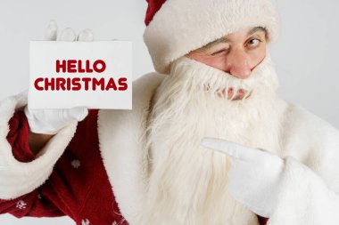 Yeni yıl ve Noel konsepti. Noel Baba 'nın elinde elinde bir kart var - Merhaba Noel Baba