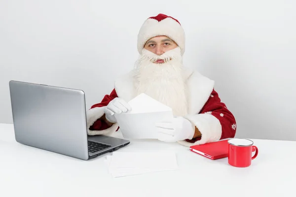 Conceito Natal Ano Novo Papai Noel Está Sentado Sua Mesa — Fotografia de Stock