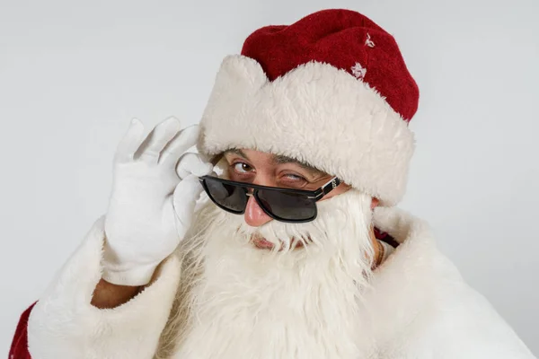 Vacaciones Concepto Navidad Santa Claus Ajusta Sus Gafas Con Mano —  Fotos de Stock