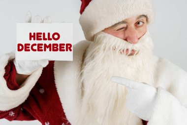 Yeni yıl ve Noel konsepti. Noel Baba 'nın elinde bir kart var, elinde metin var.