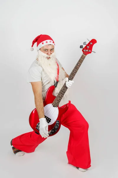Férias Conceito Natal Pai Natal Toca Guitarra Isolado Branco — Fotografia de Stock